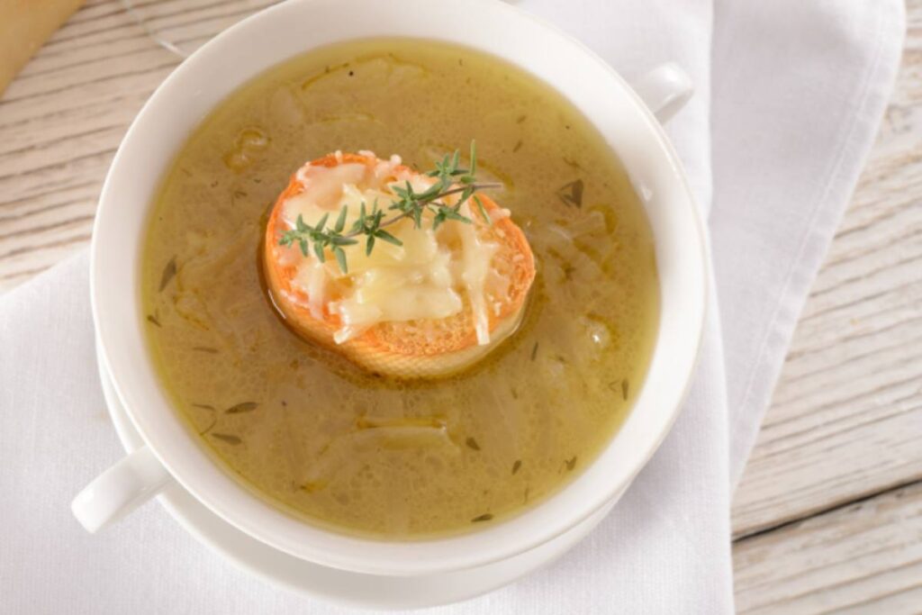 zuppa di cipolle con pane