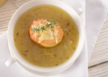 zuppa di cipolle con pane