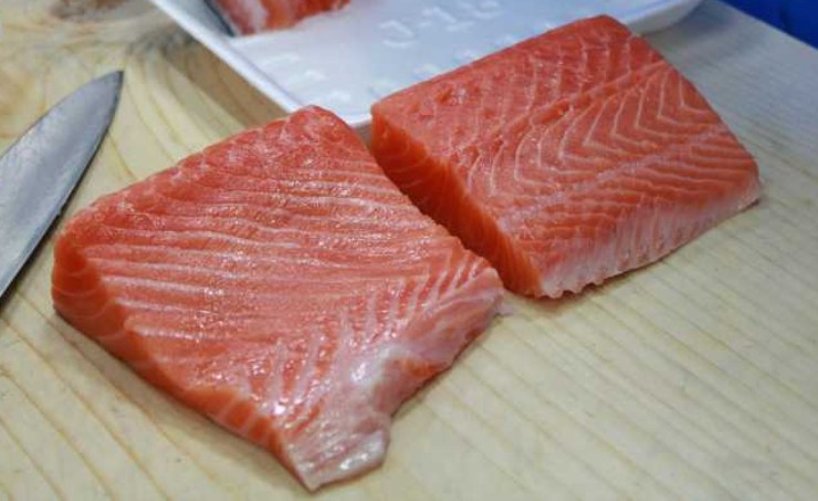 Ora adagiate i filetti di salmone al centro della teglia tra le patate ed aggiungete i pomodorini tagliati a metà e le olive. Condite tutto con olio extra vergine d’oliva, sale, pepe ed abbondante timo fresco.