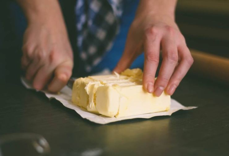 Quando il riso sarà cotto, ma ancora leggermente al dente, spegnete il fuoco. Aggiungete il burro freddo di frigo ed il parmigiano reggiano grattugiato: coprite con un coperchio e lasciate riposare per 2 minuti, quindi impiattate il risotto e cospargete la superficie con la “mimosa” di tuorli d’uovo ed un pizzico di scorza di limone fresca se vi piace. Buon appetito!