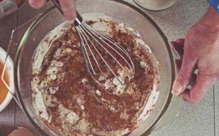 Questo passaggio è fondamentale per evitare grumi, dato che l’impasto è molto fluido. Mescolate energicamente con la frusta finché otterrete un composto liscio ed omogeneo. Versate l’impasto in una teglia di 22 centimetri precedentemente unta ed infarinata o foderata con carta da forno e cuocete in forno statico già caldo a 180 gradi per circa 40/45 minuti.