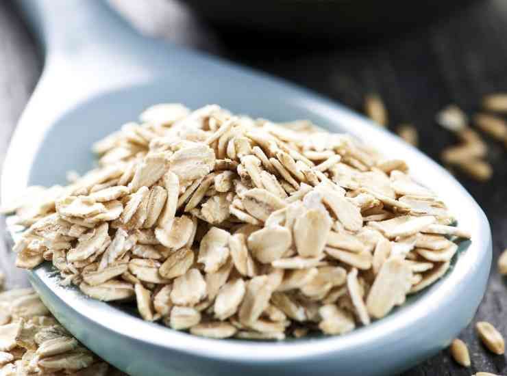 Ora foderate una teglia con carta forno, quindi prelevate un cucchiaio di impasto alla volta ed adagiatelo sulla teglia. Schiacciate leggermente con il dorso del cucchiaio per dare la forma tonda del biscotto.