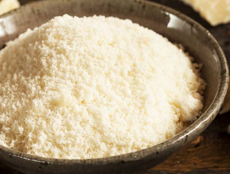 Mescolate energicamente per creare l’emulsione che darà la cremosità ed infine unite una spolverata di pecorino grattugiato: servite subito morbido e vellutato e gustatelo!