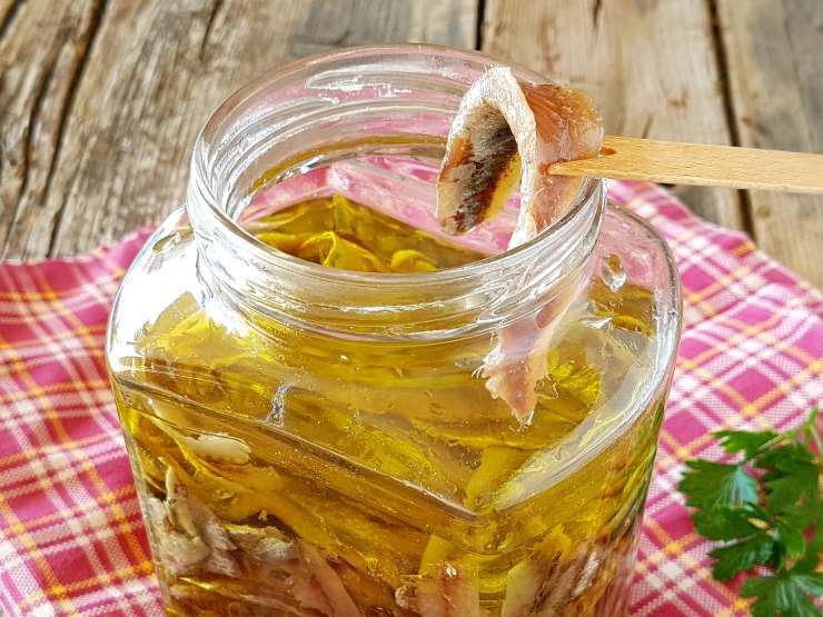 Mettete a bollore una pentola con abbondante acqua salata per la pasta. Nella padella dove avete tostato il pane, versate un bel giro d’olio extra vergine d’oliva, l’aglio schiacciato ed il peperoncino se vi piace. Fate soffriggere, poi spegnete il fuoco ed aggiungete il vostro battuto di alici. Mescolate con un cucchiaio di legno: il calore dell’olio scioglierà le alici creando un’emulsione che avvolgerà il sugo.