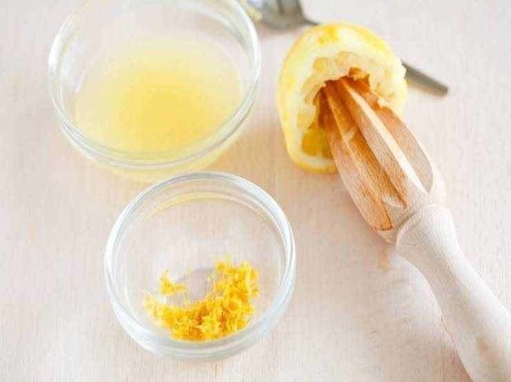 Versate il succo di limone e l’acqua (o il brodo), abbassate leggermente la fiamma e lasciate cuocere per altri 4/5 minuti. Fatto ciò salate, pepate e spegnete il fuoco, poi unite il prezzemolo fresco tritato, mescolate bene affinché ogni straccetto sia avvolto dalla salsa e servite subito!