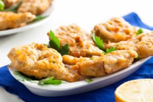 carciofi fritti in un vassoio