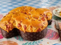 una colomba rustica salata ripiena di salumi e formaggi su tovaglia pasquale