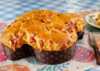 una colomba rustica salata ripiena di salumi e formaggi su tovaglia pasquale