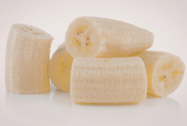 Su ognuna, al centro, posizioniamo un cucchiaino di crema alla nocciola. Sbucciamo le banane, tagliamole a metà nel senso della lunghezza e adagiamo ogni metà su di una striscia di sfoglia;