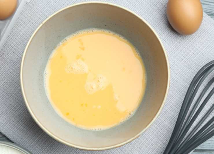 Andiamo ora a rompere e sbattere le uova in una ciotola con un pizzico di sale e pepe e, in una seconda ciotola, riversiamo la farina. Scoliamo quindi i carciofi e sgoccioliamoli con cura;