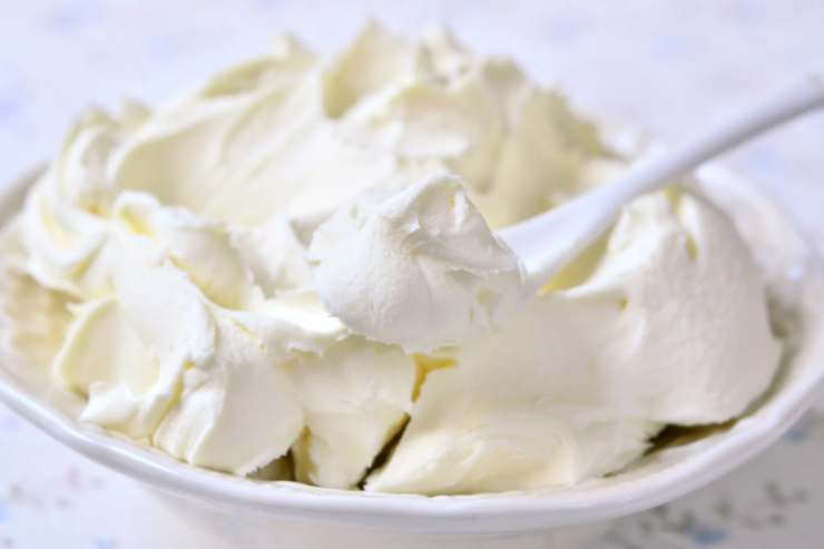 Pratichiamo piccoli fori con una forchetta sul fondo e cuociamo a 180 gradi per circa 12/15 minuti finché la sfoglia non sarà dorata. Intanto lavoriamo il mascarpone con lo zucchero a velo usando un frullino. Quando avremo ottenuto una crema liscia riversiamo all’interno le gocce di cioccolato e mescoliamo;