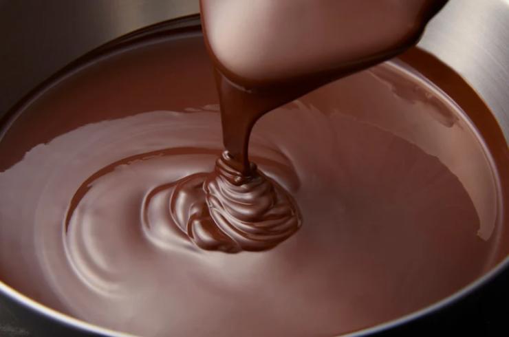 Mettiamo in frigo lo stampo e intanto dedichiamoci alla crema: riversiamo il mascarpone in una ciotola, uniamo lo zucchero a velo e la farina di cocco e lavoriamo con un frullino fino a ottenere un composto omogeneo e vellutato. Riversiamo sullo stampo, livellando e poi riportiamo in frigo per mezz’ora;