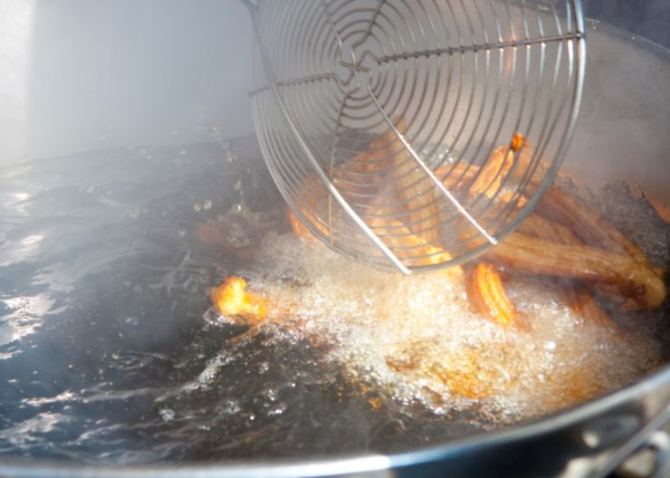 Togliamo il pentolino dal fuoco e lasciamo intiepidire per qualche minuto, poi accorpiamo l’uovo e continuiamo a lavorare il tutto per assorbire. Spostiamo quindi il composto ottenuto in una sac a poche con punta a stella;