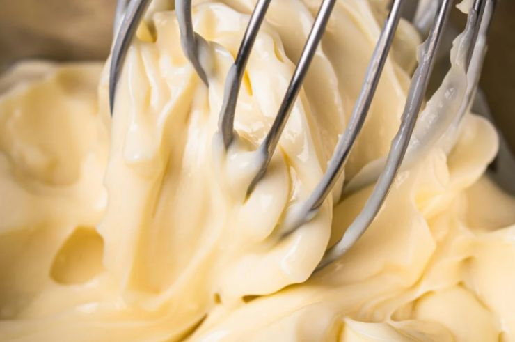 In una ciotola lavoriamo la ricotta ben sgocciolata con lo zucchero usando un frullino. Quando la crema sarà omogenea e liscia riversiamo all’interno le gocce di cioccolato fondente e mescoliamo con una spatola per distribuirle;