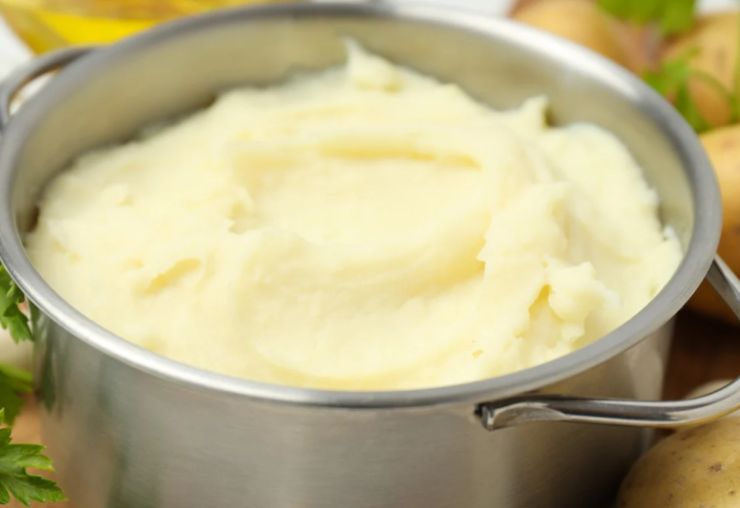Uniamo alla crema di patate le uova sbattute con sale e pepe e lavoriamo per amalgamare. Spolveriamo quindi il parmigiano grattugiato e aggiustiamo il sale, poi aromatizziamo a nostro gusto;