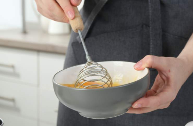 Riversiamo in una ciotola e uniamo prima le uova, lavorando con una forchetta, poi la farina setacciata e il lievito, infine il parmigiano grattugiato, il sale e il pepe e gli aromi che ci piacciono;