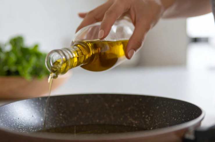 Mescoliamo per amalgamare il condimento al riso e, se vogliamo, aggiungiamo altri ingredienti come formaggi, affettati sminuzzati e simili. Scaldiamo quindi una padella antiaderente ben oleata (con olio d’oliva o di semi);