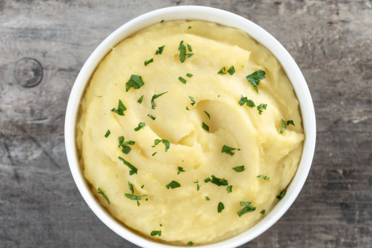 Una volta tenere scoliamole e sgoccioliamole, quindi schiacciamole per ridurle in crema. Lasciamo intiepidire e uniamo il parmigiano grattugiato, il sale e il pepe, poi gli aromi che vogliamo e iniziamo ad amalgamare;