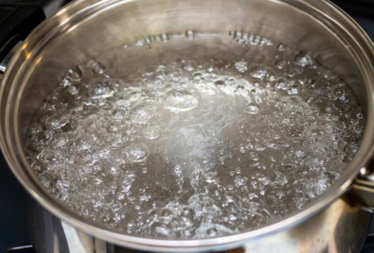 Spegniamo la fiamma e insaporiamo la besciamella con sale e pepe, poi all’interno riversiamo il cheddar e sciogliamo mescolando ancora. Intanto portiamo sul fuoco la pentola per cuocere la pasta e una volta a bollore saliamo e caliamo;