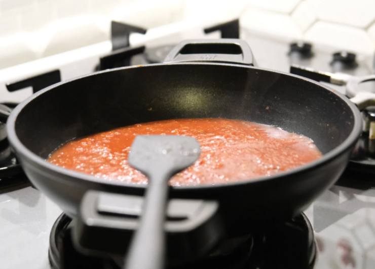 Mentre il sugo cuoce dedichiamoci ad arrostire le melanzane: scaldiamo una piastra o una padella antiaderente e adagiamole. Rigiriamole quando iniziano a dorarsi. A questo punto il sugo sarà pronto: aggiustiamo il sale;