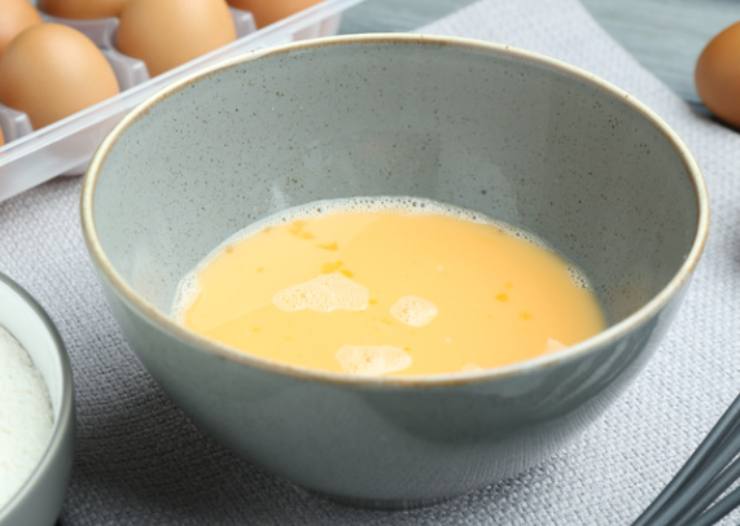 Una volta tagliata la mozzarella a fettine per prima cosa la dobbiamo rotolare nella farina, impanando con molta cura. Intanto, in una ciotola, rompiamo e sbattiamo le uova con sale e pepe;