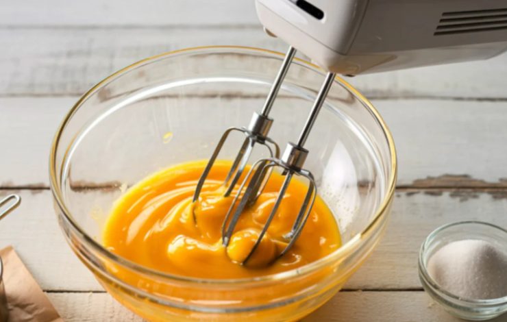 Accorpiamo ai tuorli lo zucchero e lavoriamo col frullino, poi setacciamo all’interno la farina, la vanillina e il lievito. Mescoliamo e uniamo anche il latte a temperatura e il burro fuso, quindi andiamo ad accorpare gli albumi senza smontarli, lavorando dal basso verso l’alto;