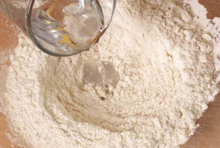 Spostiamo il recipiente sul fuoco e, a fiamma dolce, mescoliamo fino a quando il composto non inizia ad addensare. Quando otterremo una sorta di panetto spegniamo la fiamma e spostiamoci su di un piano di lavoro;