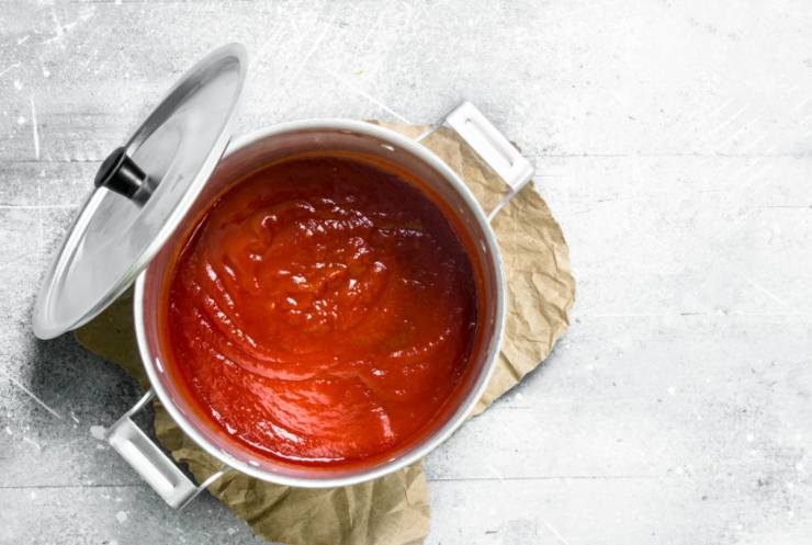 Intanto prepariamo il sugo di pomodoro: versiamo un giro d’olio d’oliva in una pentola e facciamo rosolare la cipolla tritata, quindi uniamo il pomodoro e lasciamo cuocere mezz’ora a fiamma dolce, rimescolando di tanto in tanto. Una volta pronto il sugo aggiustiamo il sale;