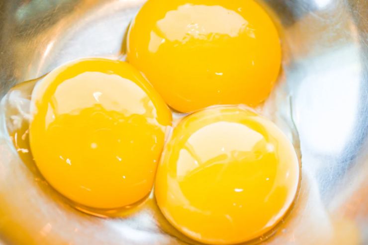 In un tegame antiaderente riversiamo il burro e lasciamo sciogliere, quindi uniamo la buccia tagliata alla julienne e lasciamo soffriggere. Immergiamo invece la seconda buccia nella pentola con l’acqua poco prima che sfiori il bollore. Quando inizierà a bollire togliamo le scorze e caliamo nel liquido la pasta;