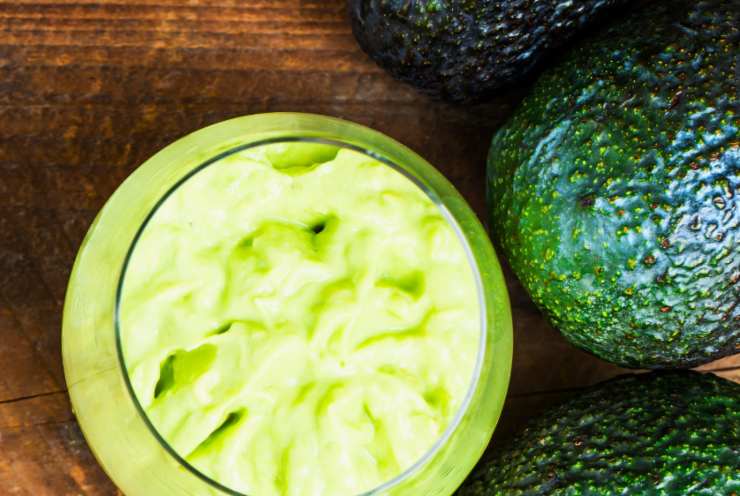 Riversiamo la polpa di avocado in un frullatore e riduciamo in crema. Quando sarà ormai omogenea accorpiamo la Philadelphia che avremo lasciato ammorbidire fuori dal frigo una decina di minuti. Mescoliamo ancora e poi insaporiamo con sale e pepe a nostro gusto;