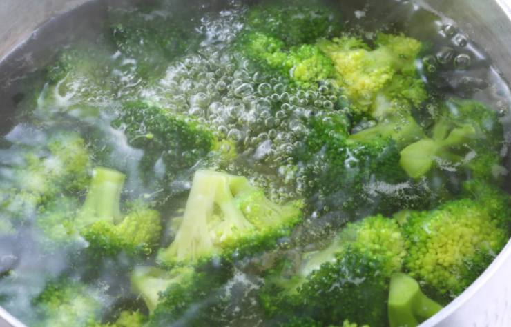 Appena l’acqua raggiunge il bollore saliamo e immergiamo i broccoli, sbollentando per una decina di minuti per intenerirli. Una volta teneri scoliamoli e sgoccioliamo per bene, quindi riversiamoli in una padella antiaderente in cui avremo rosolato con un filo d’olio d’oliva il pizzico di aglio in polvere e mezzo peperoncino senza semi;