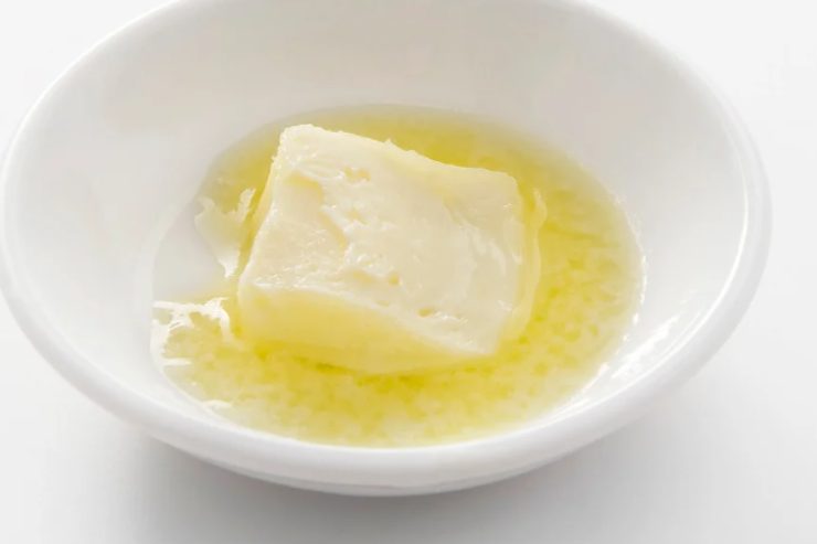 Spolveriamo nella ciotola anche il parmigiano grattugiato e amalgamiamo (usiamo un altro po’ di acqua della pasta se serve per rendere il tutto cremoso). Scoliamo quindi la pasta conservando un’altra tazzina di acqua e riportiamola in pentola;