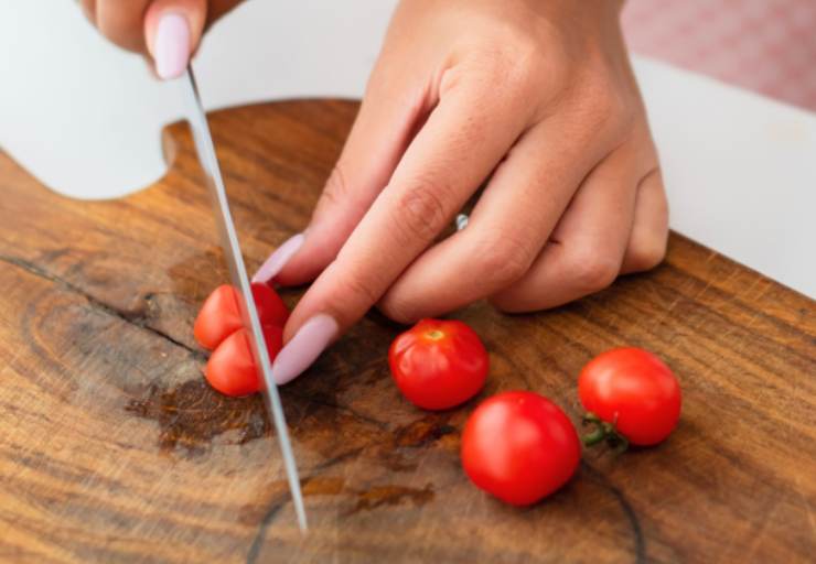Lasciamo dorare la salsiccia e sfumiamo col vino bianco. Una volta evaporato il vino spostiamo la salsiccia nella ciotola e riversiamo in padella un altro po’ di cipolla tritata lasciando rosolare. Accorpiamo i pomodorini lavati e tagliati a metà e lasciamo soffriggere;