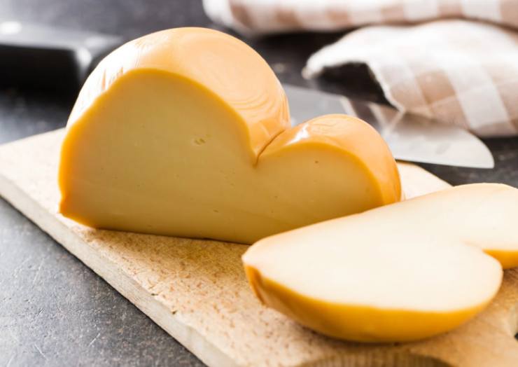 In una ciotola andiamo a mischiare gli ingredienti per il ripieno: io uso scamorza a pezzi, melanzane fritte e prosciutto cotto sminuzzato. Scoliamo quindi la pasta e sgoccioliamola per bene, riportando in pentola;