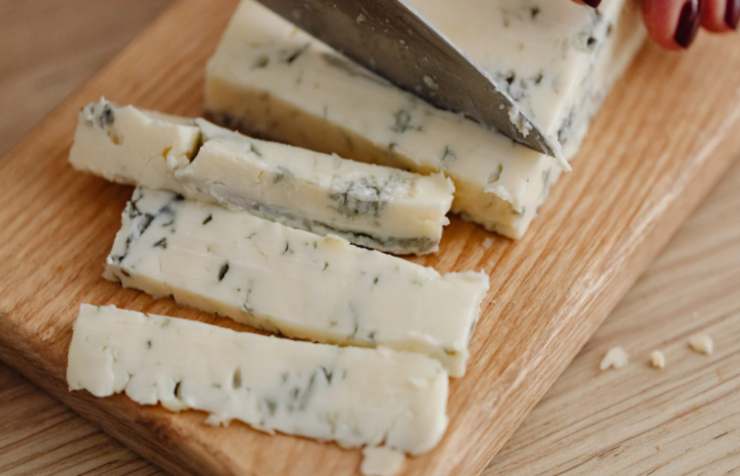Mentre la pasta cuoce, prendiamo i gherigli di noci e tritiamoli, poi tagliamo il gorgonzola a cubetti piccoli e versiamo in una padella ampia insieme alla panna fresca, accendendo il fuoco a fiamma molto bassa. Mescoliamo con un cucchiaio di legno finché il formaggio non si è completamente sciolto;