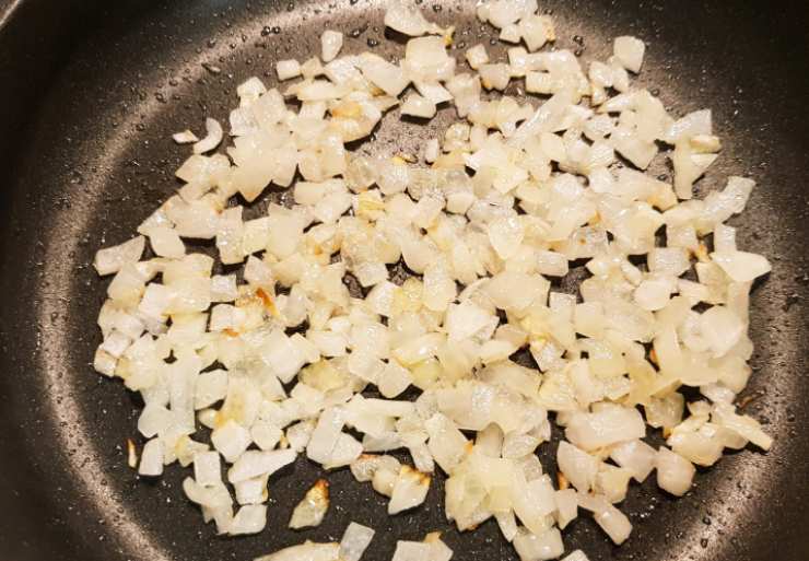 Nella stessa padella versiamo un giro d’olio d’oliva, la mezza cipolla tritata e la panna da cucina. Lasciamo scaldare e mescoliamo, quindi uniamo la buccia di limone grattugiata, quindi aggiustiamo sale e pepe;