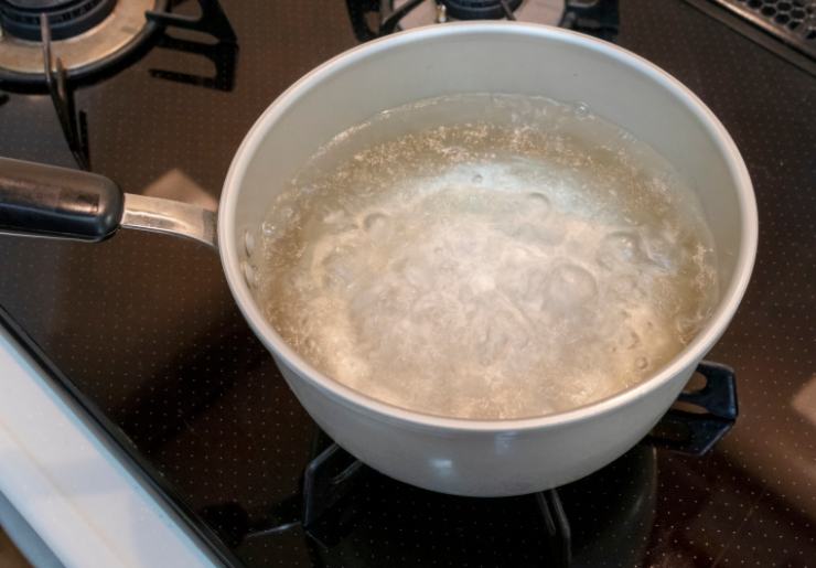 Intanto portiamo sul fuoco la pentola per la cottura della pasta e una volta a bollore saliamo e caliamo. Mentre la pasta cuoce riversiamo metà dei pomodorini in un frullatore e uniamo la burrata, un goccio d’olio d’oliva, sale e parmigiano grattugiato. Frulliamo per ottenere una crema omogenea;