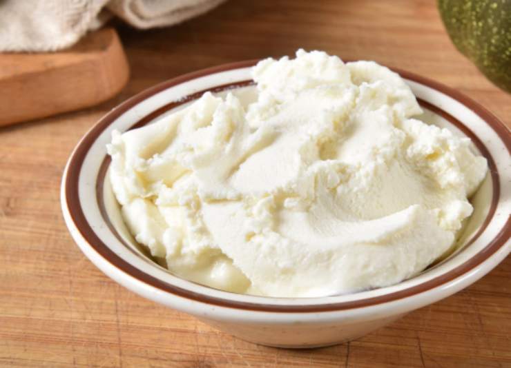 Sgoccioliamo con cura la ricotta e lavoriamo con una forchetta, insaporendo con un pizzico di sale e pepe. Intanto, in una padella antiaderente, versiamo un cucchiaio di olio d’oliva e sminuzziamo lo speck (o usiamo quello a dadini), dorando a fiamma dolce;