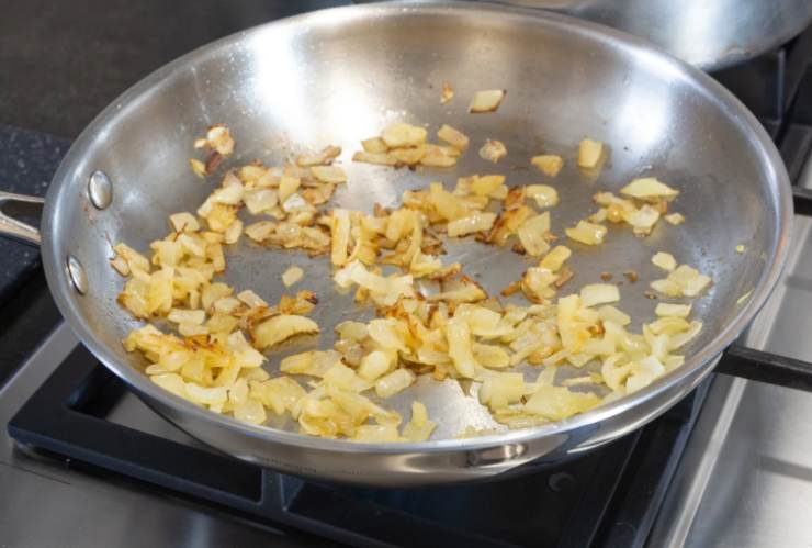 Quando il guanciale è ben dorato, togliamo dalla padella e riversiamo in una ciotola, quindi nella padella versiamo la cipolla tritata;