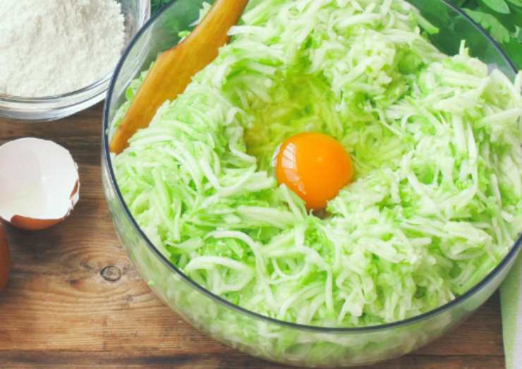 Riversiamole in una ciotola e uniamo la ricotta sgocciolata, iniziando a lavorare con una forchetta. Accorpiamo anche l’uovo, il sale e il pepe, gli aromi che vogliamo e la mollica di pane strizzata. Impastiamo fino a ottenere un composto omogeneo;