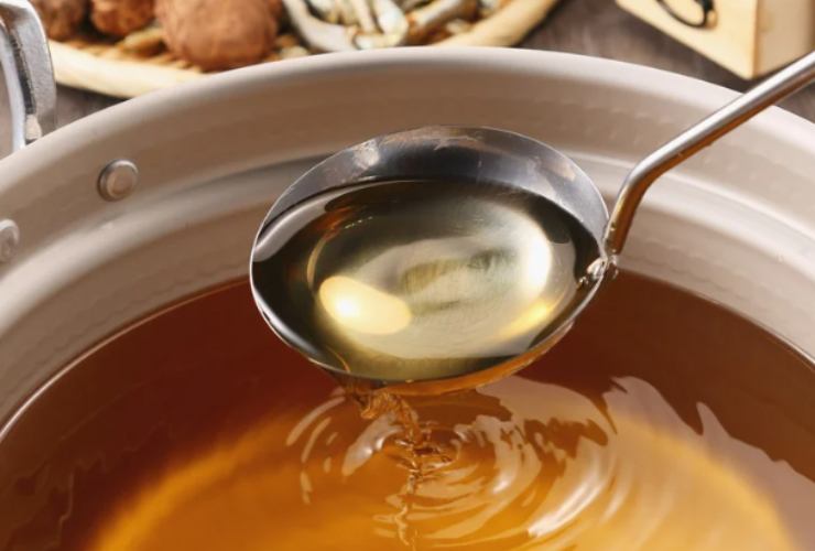 Quando il vino sarà evaporato uniamo un mestolo di brodo cado, copriamo col coperchio e lasciamo cuocere a fiamma dolce il tempo necessario ad intenerire il riso, aggiungendo brodo quando serve;