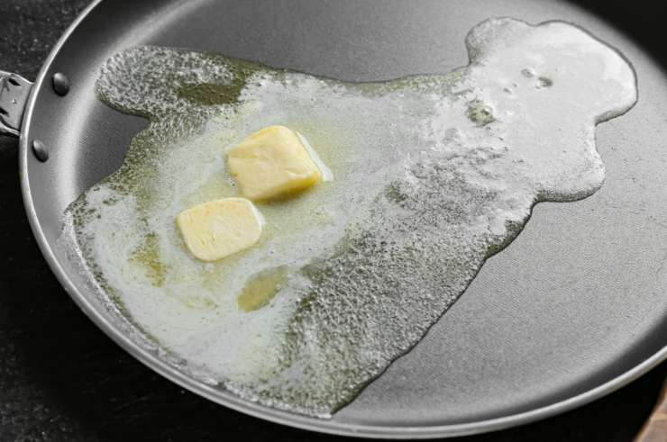 Lasciamo macerare qualche minuto, rimescolando, in modo che prendano sapore. Intanto, in una padella antiaderente, riversiamo il burro e facciamo sciogliere;