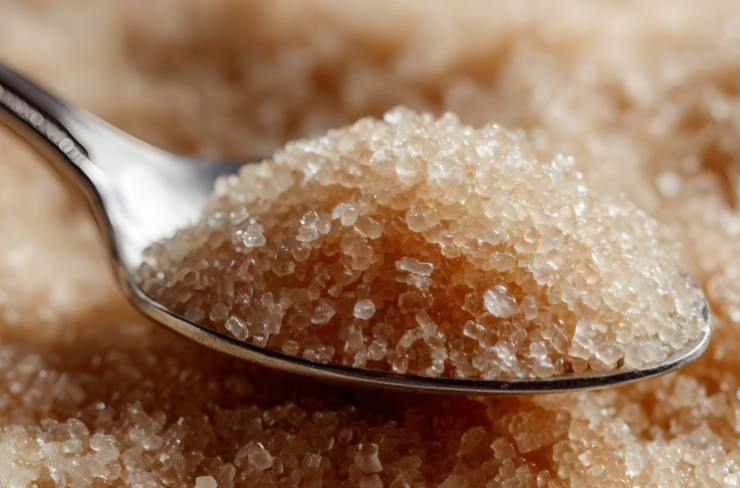 In un recipiente sciogliamo il burro e una volta fuso uniamo il latte. Mescoliamo e usiamo il composto ottenuto per spennellare le strisce. Andiamo quindi a spolverare sopra lo zucchero di canna;