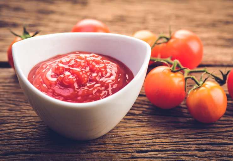 Mescoliamo e lasciamo cuocere qualche minuto, quindi uniamo la passata di pomodoro e proseguiamo la cottura unendo brodo all’occorrenza finché il riso sarà tenero;