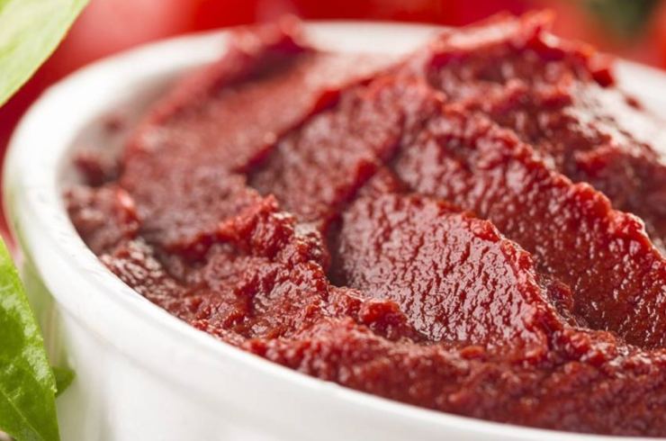 Trascorso il tempo necessario filtrate l’olio con un colino a maglie strettissime o, meglio ancora, con una garza di cotone pulita. Il risultato deve essere un olio rosso fuoco, trasparente e privo di residui solidi. Il vostro olio rosso è pronto per condire la zuppa di cozze!