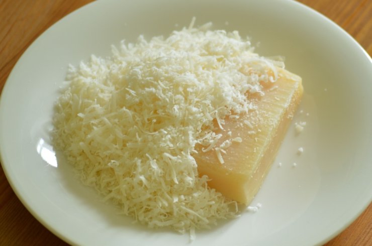 Ripetete fino ad avere almeno 5 strati di pasta, quindi coprite l’ultimo strato con la crema di asparagi rimasta, qualche punta avanzata e tanto parmigiano per la crosticina. Trasferite in forno e cuocete a 200 gradi per 20/25 minuti: quando sarà dorata, estraetela e fatela intiepidire, quindi tagliatela e servitela!