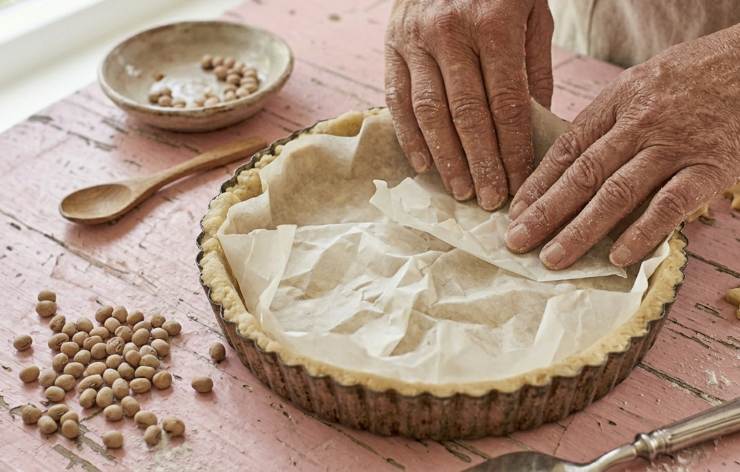 Procedete quindi con la cottura alla cieca (quella con pesetti o legumi) a 180 gradi per 20 minuti, poi altri 5 minuti senza pesi per far dorare il fondo. Sfornate e lasciate raffreddare completamente a temperatura ambiente, intanto preparate il ripieno. Scaldate il latte con la vaniglia, mentre montate i tuorli con lo zucchero. Unite l’amido, quindi iniziate a versare il latte caldo proseguendo a mescolare con una frusta a mano.