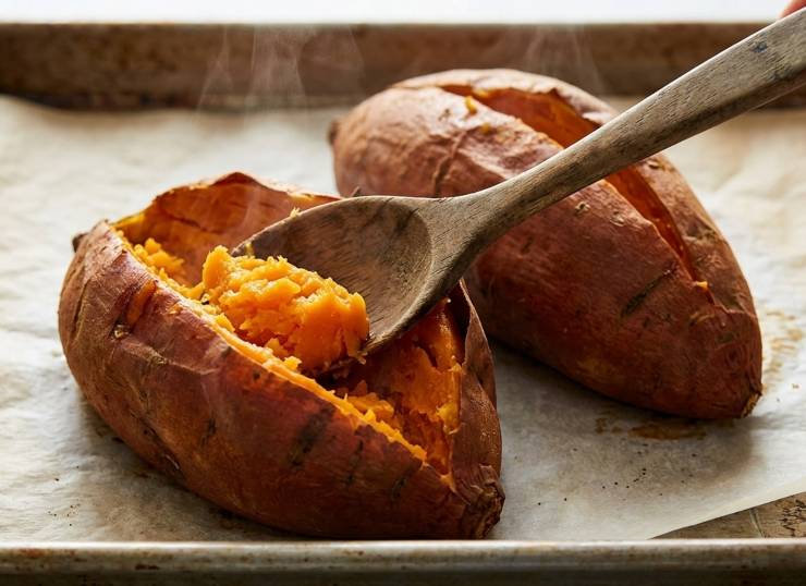 Lavate bene le patate dolci, bucherellatele con una forchetta e trasferitele intere con la buccia su una teglia coperta di carta forno. Cuocetele a 200 gradi per circa 45/60 minuti: regolatevi in modo che siano morbidissime. Spegnete e fate intiepidire, quindi appena riuscite a maneggiarle, apritele e prelevate la polpa con un cucchiaio, poi passatela subito allo schiacciapatate.