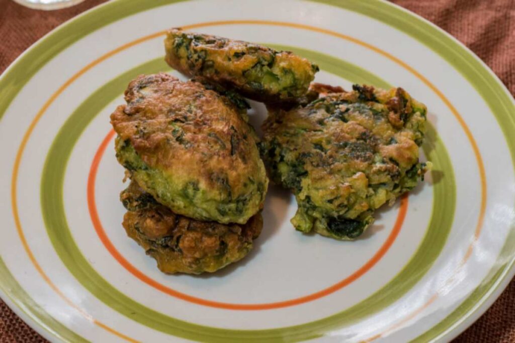 crocchette di pollo e spinaci in un piatto