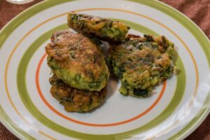 crocchette di pollo e spinaci in un piatto
